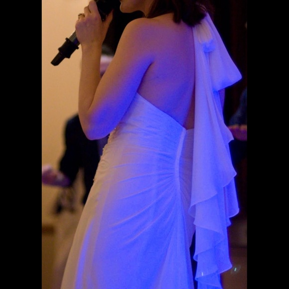 Beautiful Classic Hollywood Style Wedding Dress - Picture 4 of 7